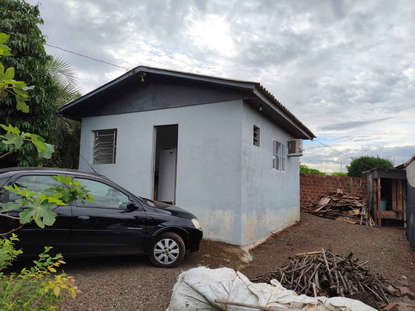 Terreno com Casa à Venda – Distrito de Santana